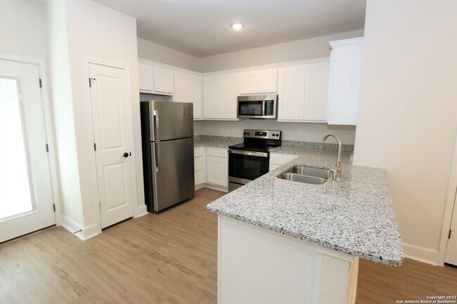 Building Photo - 10310 Lynwood Vlg