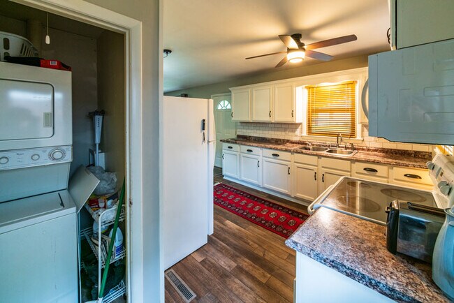 Building Photo - 1202 W 10th St