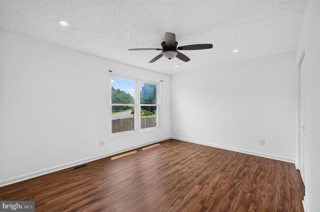 Foto del edificio - 13296 Hollinger Ave