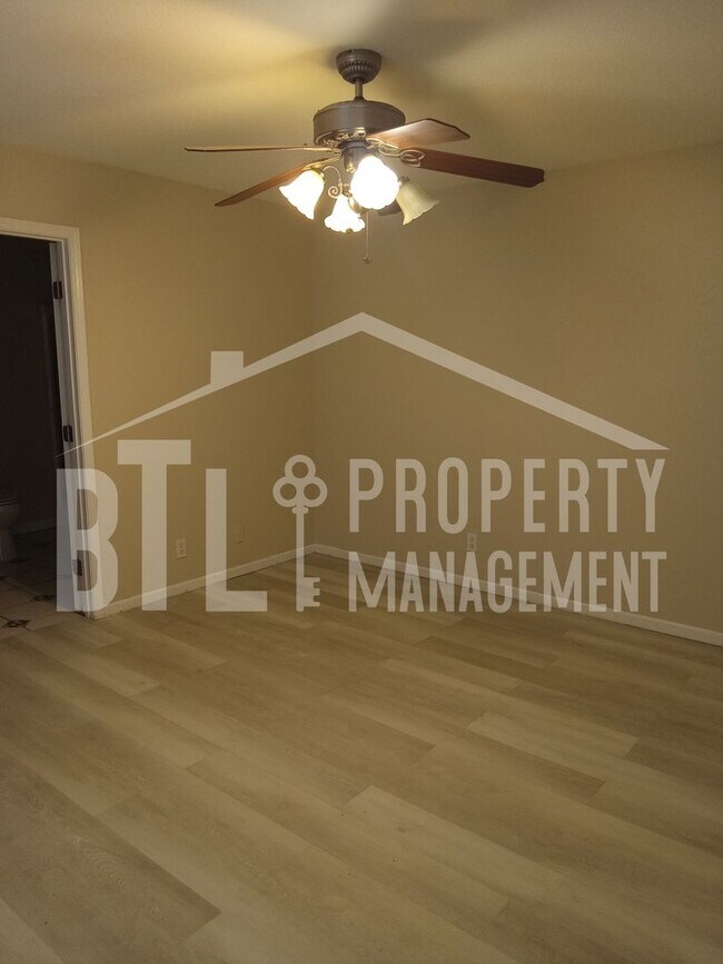 Building Photo - Three Bedroom House