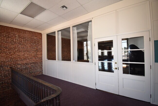 Building Photo - 107 W Main St