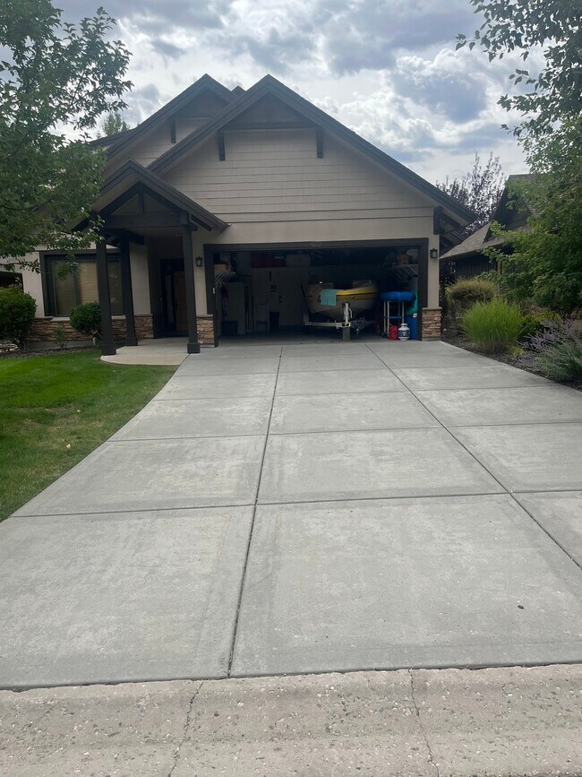 Foto del edificio - 5877 E Big Horn Pkwy