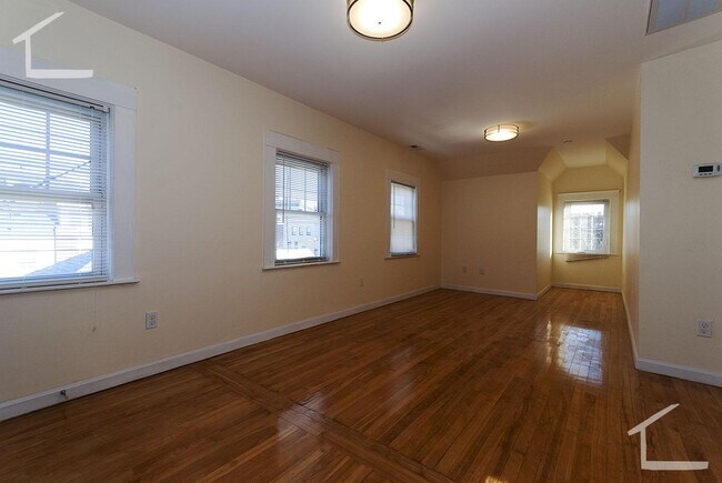 Building Photo - 34 Bentley St