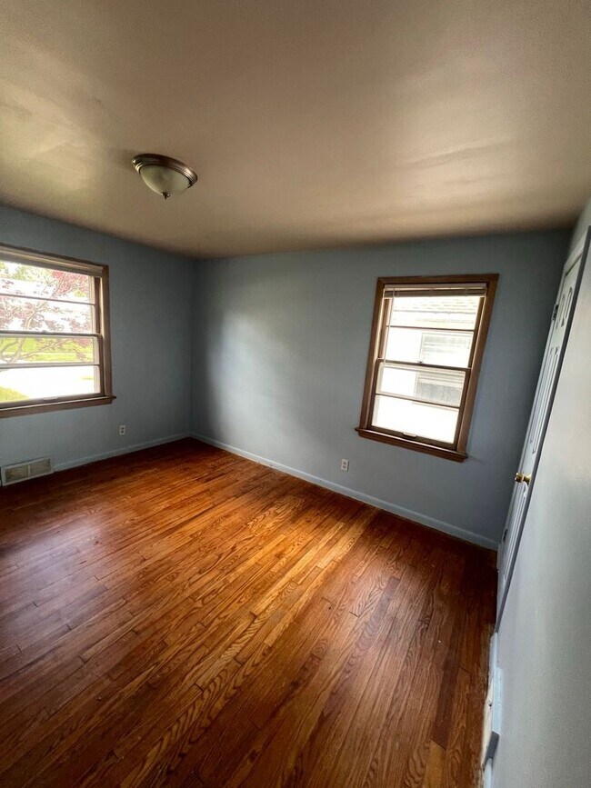 Foto del edificio - 18400 Hazelwood Ave