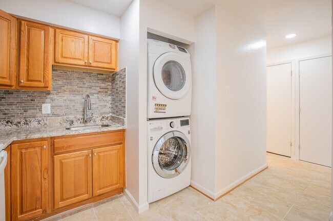 Building Photo - Beautiful 3 BR/1 Full BA & 2 Half BA EOG T...