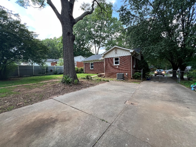 Building Photo - 3008 Enfield Rd