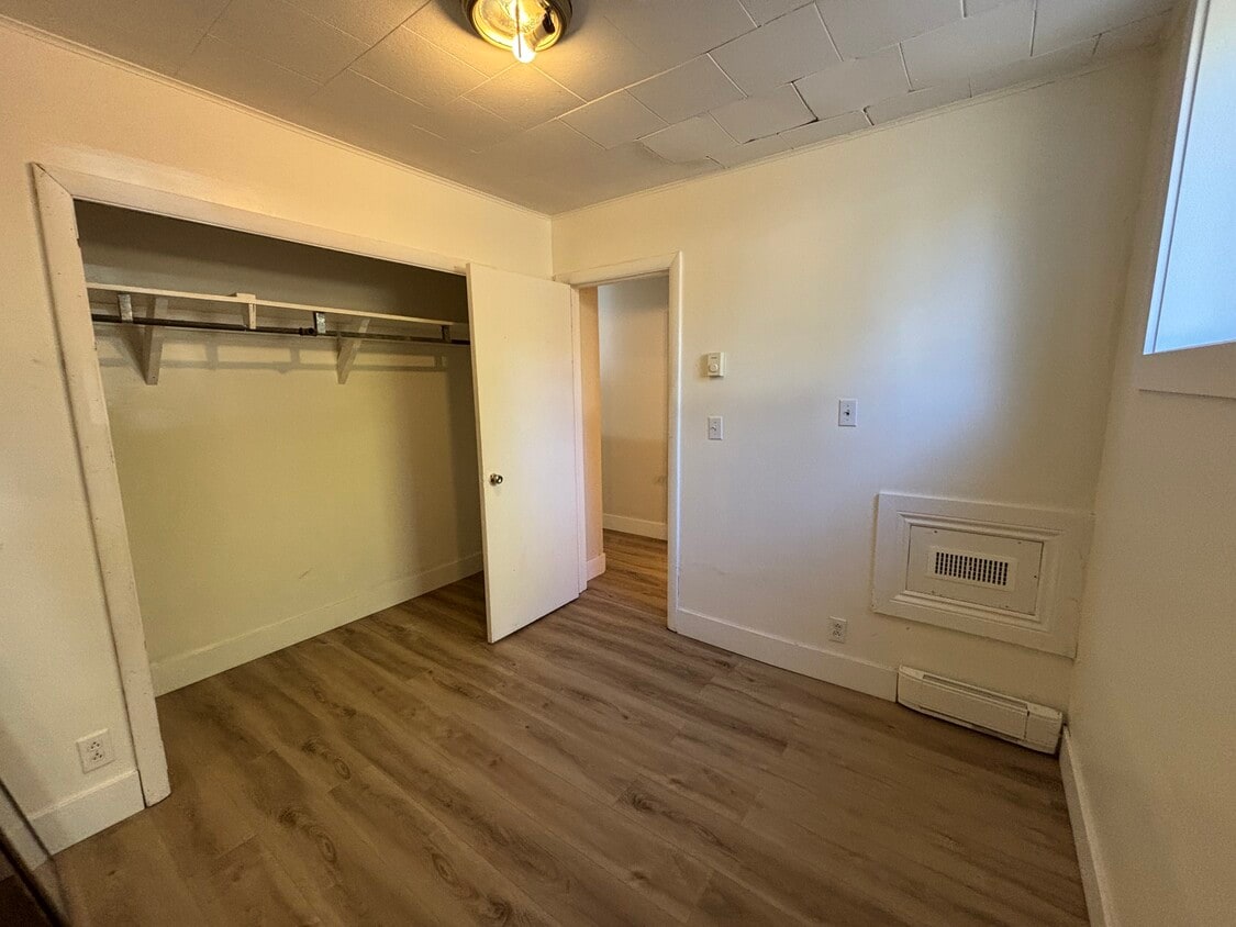 Photo du bâtiment - 1 Bedroom Apartment Available Immediately