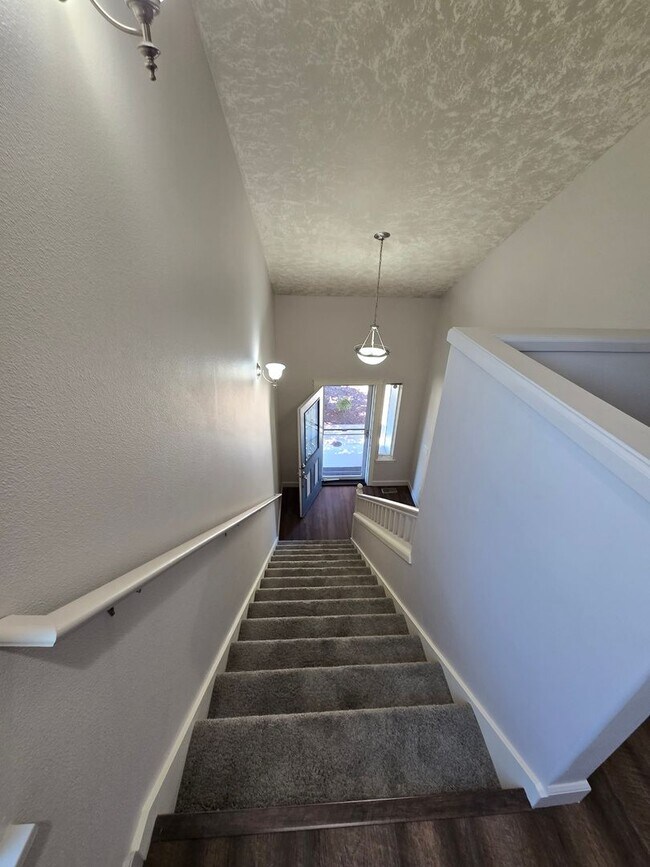 Building Photo - Cat Pet Friendly 3 Bed / 2.5 Bath Home Near I-5 in Albany, OR