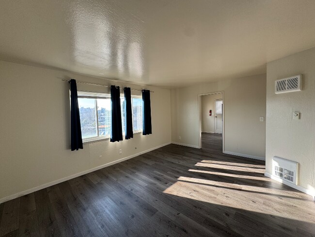 Building Photo - 4800 Daisy St