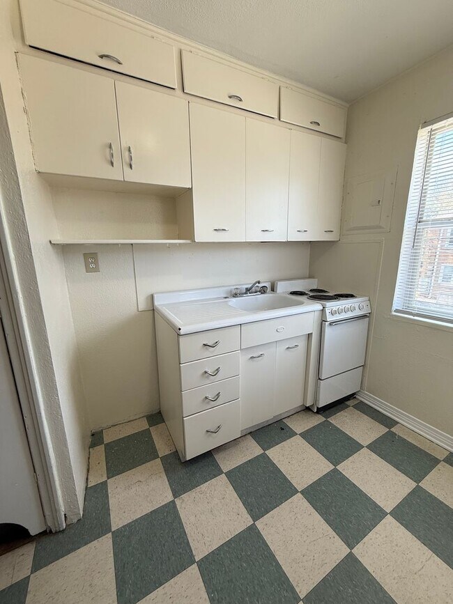 Foto del edificio - Classic 1-Bedroom, 1-Bath Apartment in Pri...
