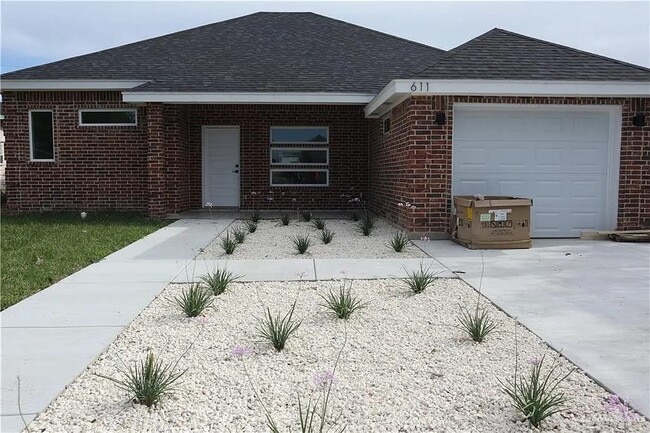Building Photo - 611 W La Quinta Dr