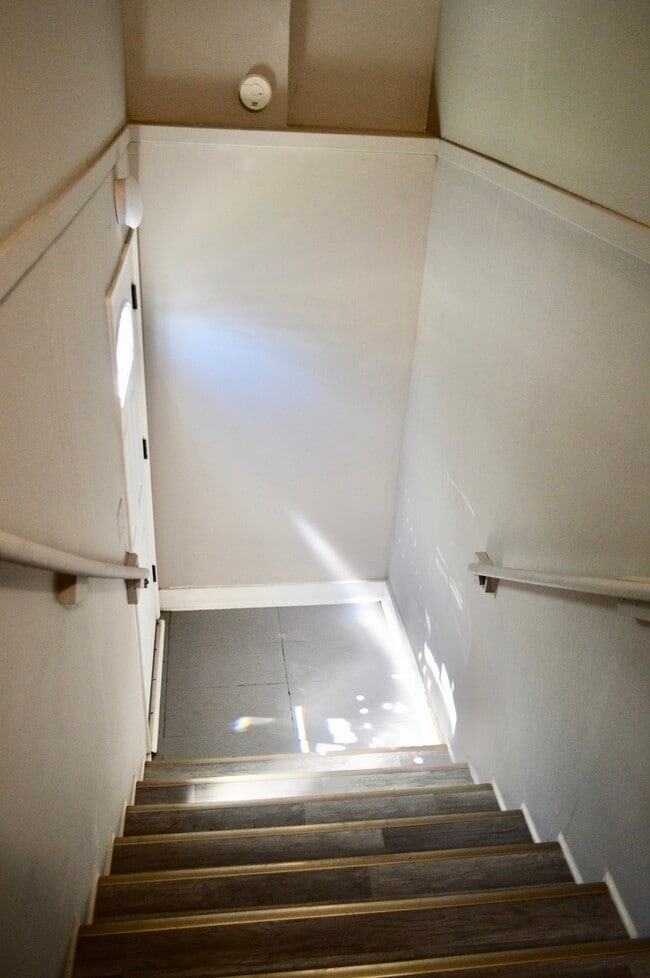 Building Photo - 522 W 81st St