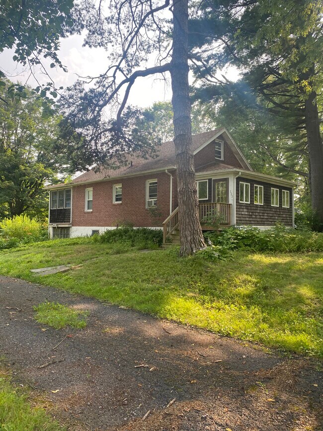 Foto del edificio - 122 Rhinecliff Rd
