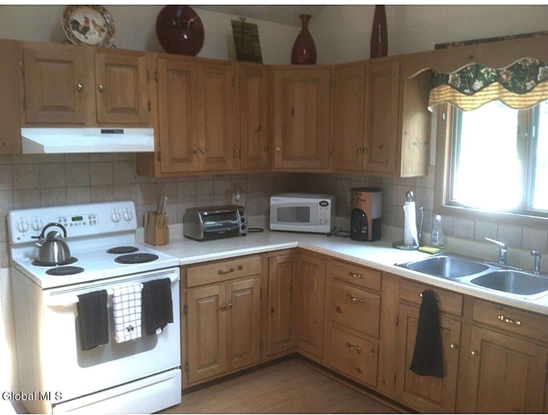 Building Photo - 120 Van Dam St