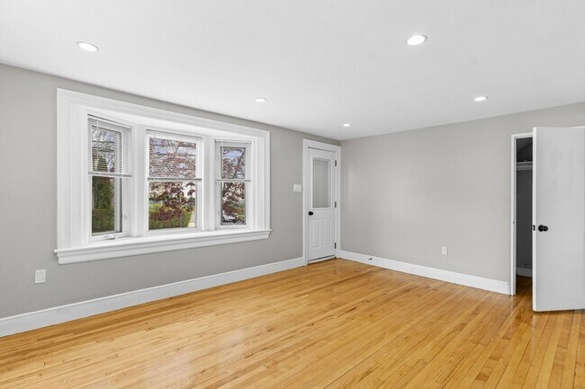 Building Photo - 92 Gladeside Ave