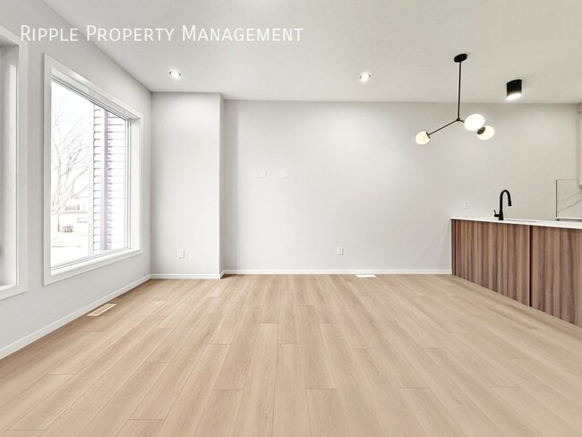 Photo du bâtiment - Modern 2 Beds, 2.5 Baths Main Floor/ Upper...