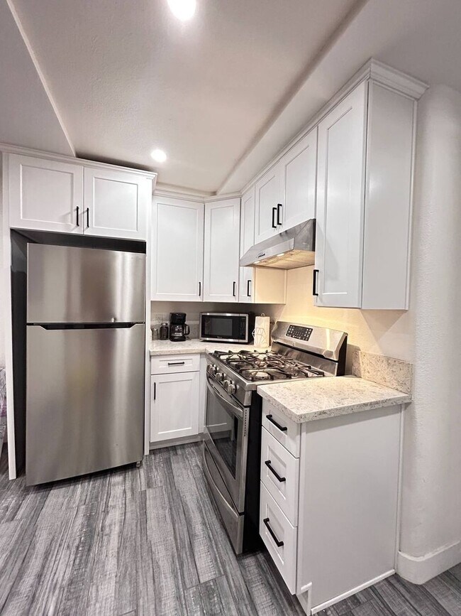 Building Photo - Charming 2-Bedroom Home in Los Angeles