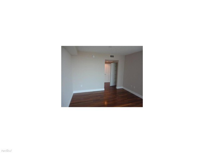 Building Photo - 401 SW 4th Ave