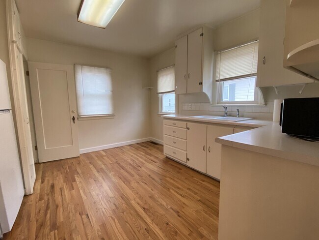 Foto del edificio - 216 E 6th St