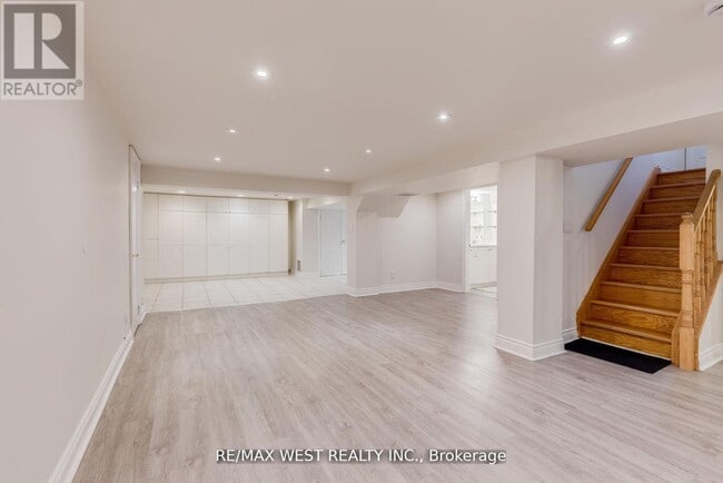 Building Photo - 606 Conacher Dr