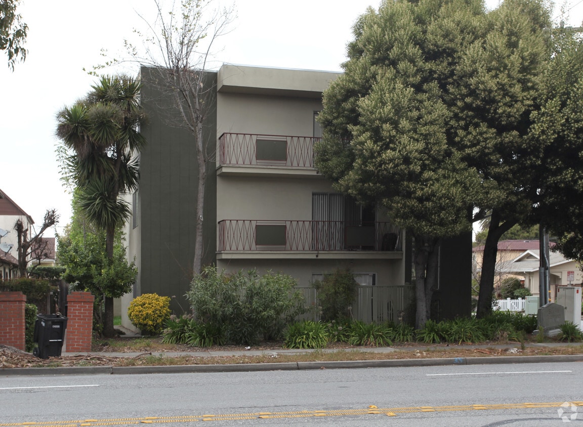 Building Photo - 1450 Carmelita Ave