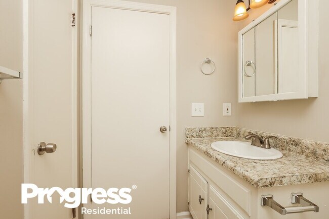 Foto del edificio - 3200 Lakeford Dr
