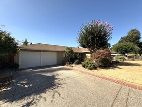 Building Photo - 654 Cuesta Dr