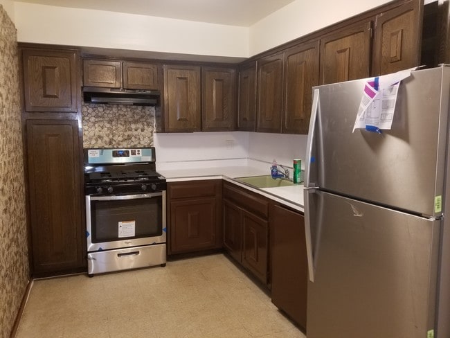 Building Photo - 41-85 Denman St