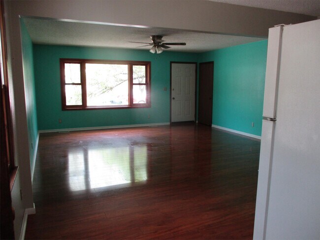 Building Photo - 3329 Southdale Dr
