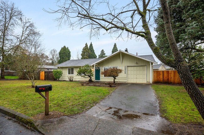 Foto del edificio - Bright 3 Bedroom Home with Fenced Backyard in Tigard