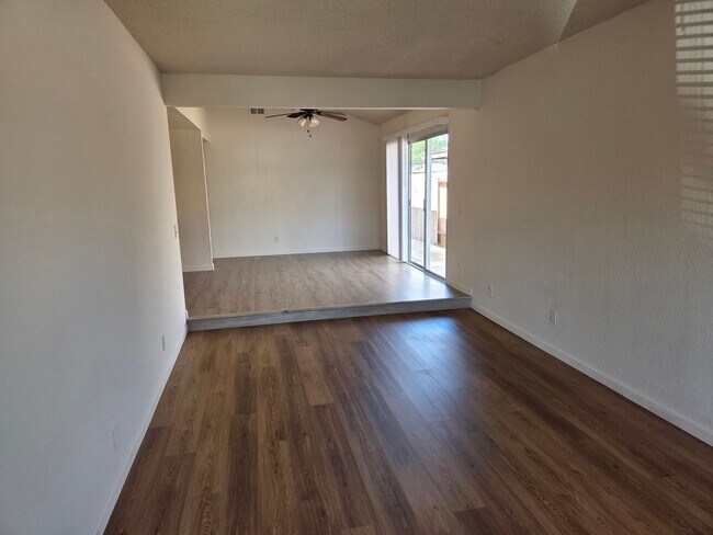 Foto del edificio - 9669-9671 Lake Natoma Drive