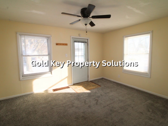 Foto del edificio - MUNCIE 3 BR 1 BA House with Carport and Large Yard (SECTION 8 APPROVED)