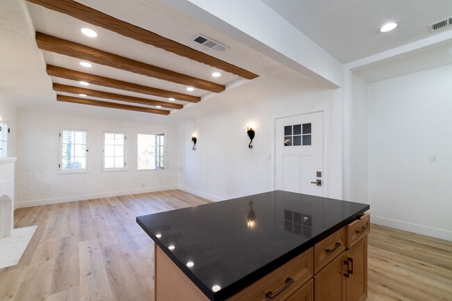 Foto del edificio - 6128 Orange St