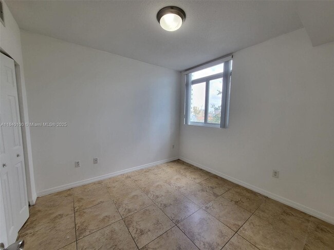 Building Photo - 435 SW 12th Ave