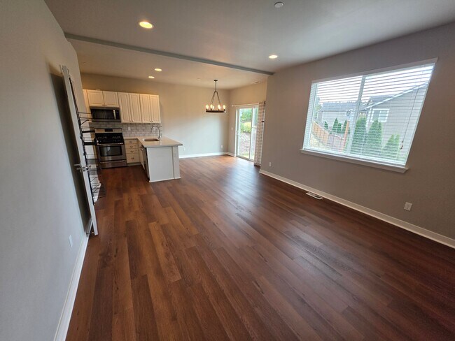 Building Photo - 736 Freedom Ct SE
