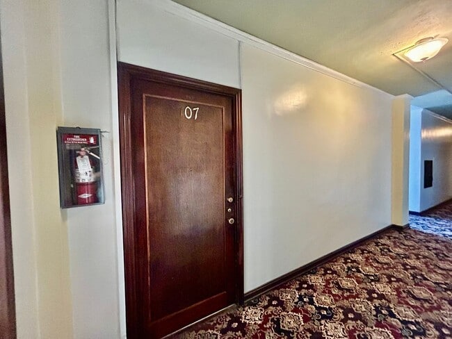 Foto del edificio - 7th Floor Studio Condo in Historic Buildin...