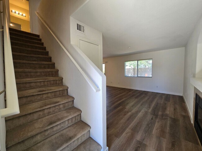 Foto del edificio - A FABULOUS 3 Bedroom home in desirable Silverado Ranch!