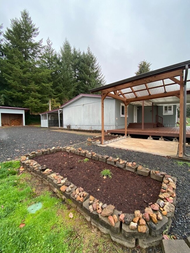 Building Photo - 3 Bedroom 2 Bath Triple wide Mfg Home in t...