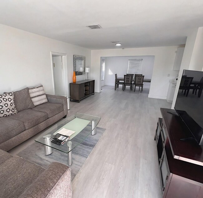 Foto del edificio - 3361 NW 5th Pl