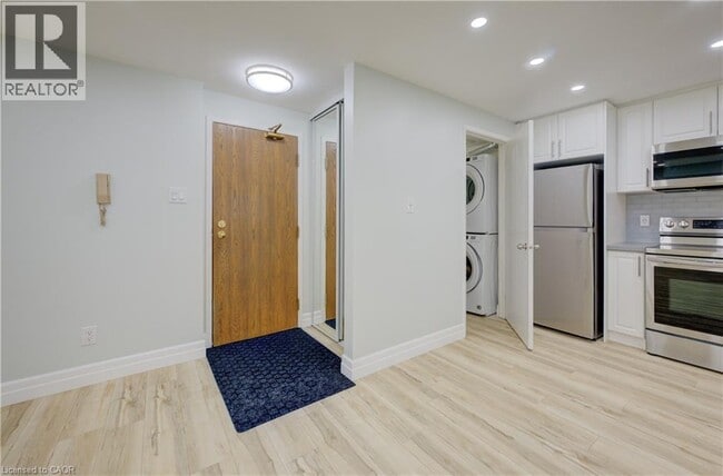 Building Photo - 565 Greenfield Ave