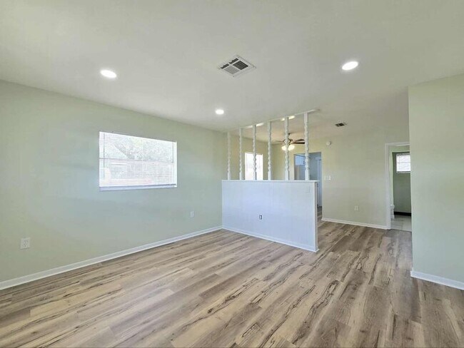 Building Photo - 829 Castle Way