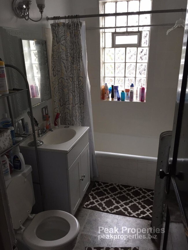 Foto del edificio - 2439 N Racine Ave