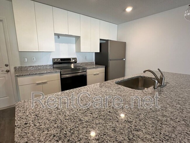 Building Photo - 7043 N Outrigger Terrace