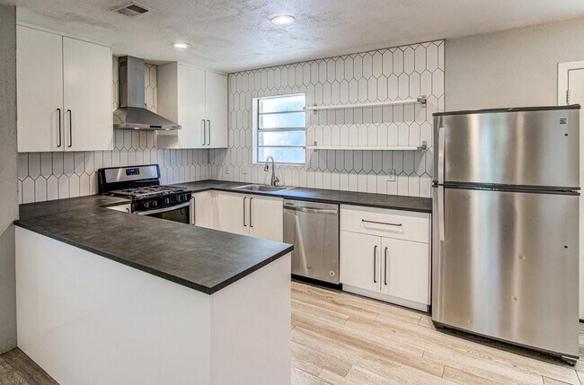 Building Photo - 8523 Brookfield Dr