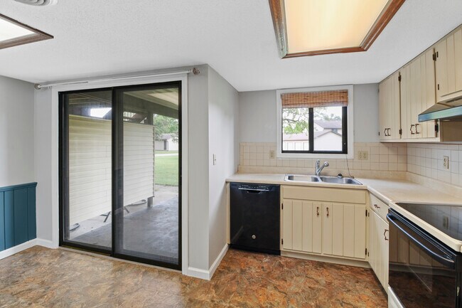 Building Photo - 1203 Dean Dr