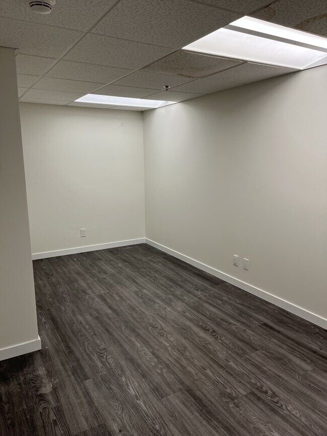 Photo du bâtiment - 10101-10101 101 Ave