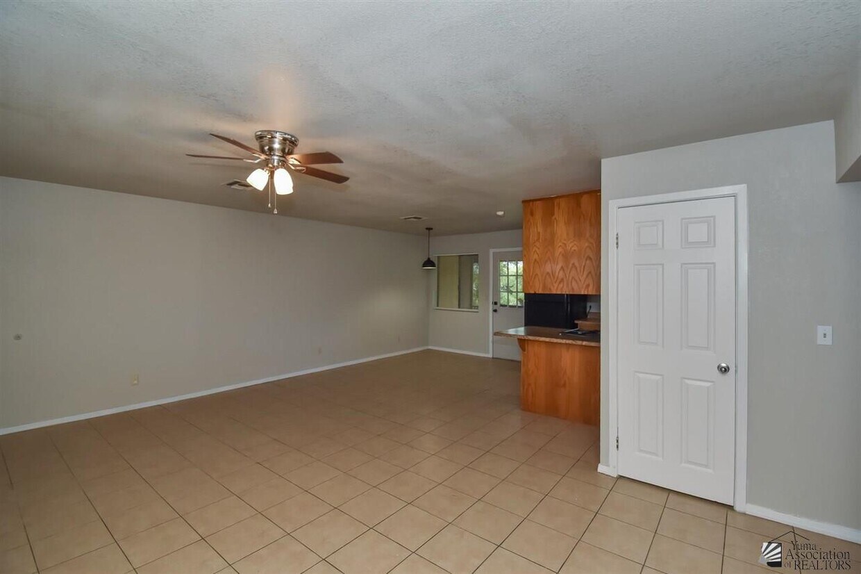 Primary Photo - 1101 S Avenue C