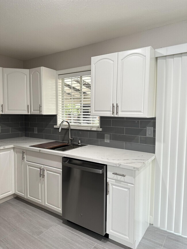 Building Photo - 2064 San Ramon Ave
