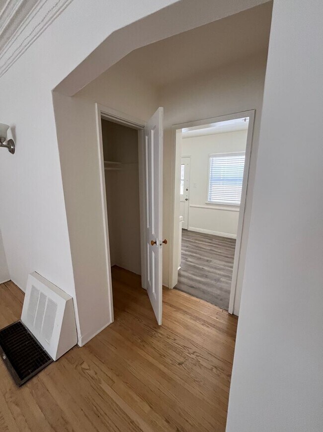 Foto del edificio - 820 N Edinburgh Ave
