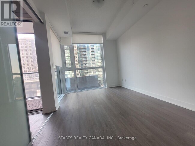 Photo du bâtiment - 5180 Yonge St